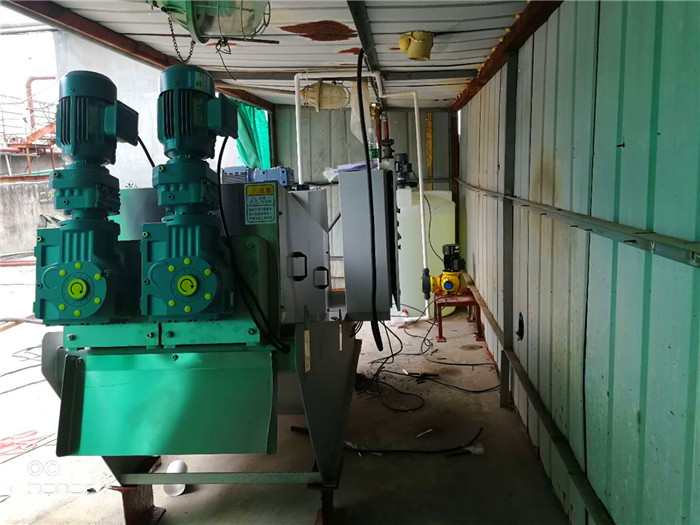 疊螺式污泥脫水機現場調試出泥效果